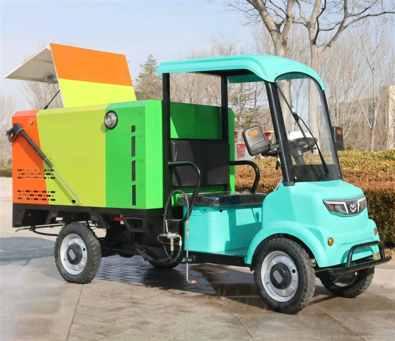 Xe điện 4 bánh phun nước rửa đường 700L